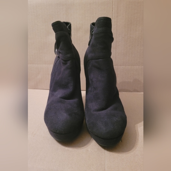 Ladies Del Garda by MNK black suede zipper booties - size 40 - Picture 6 of 9